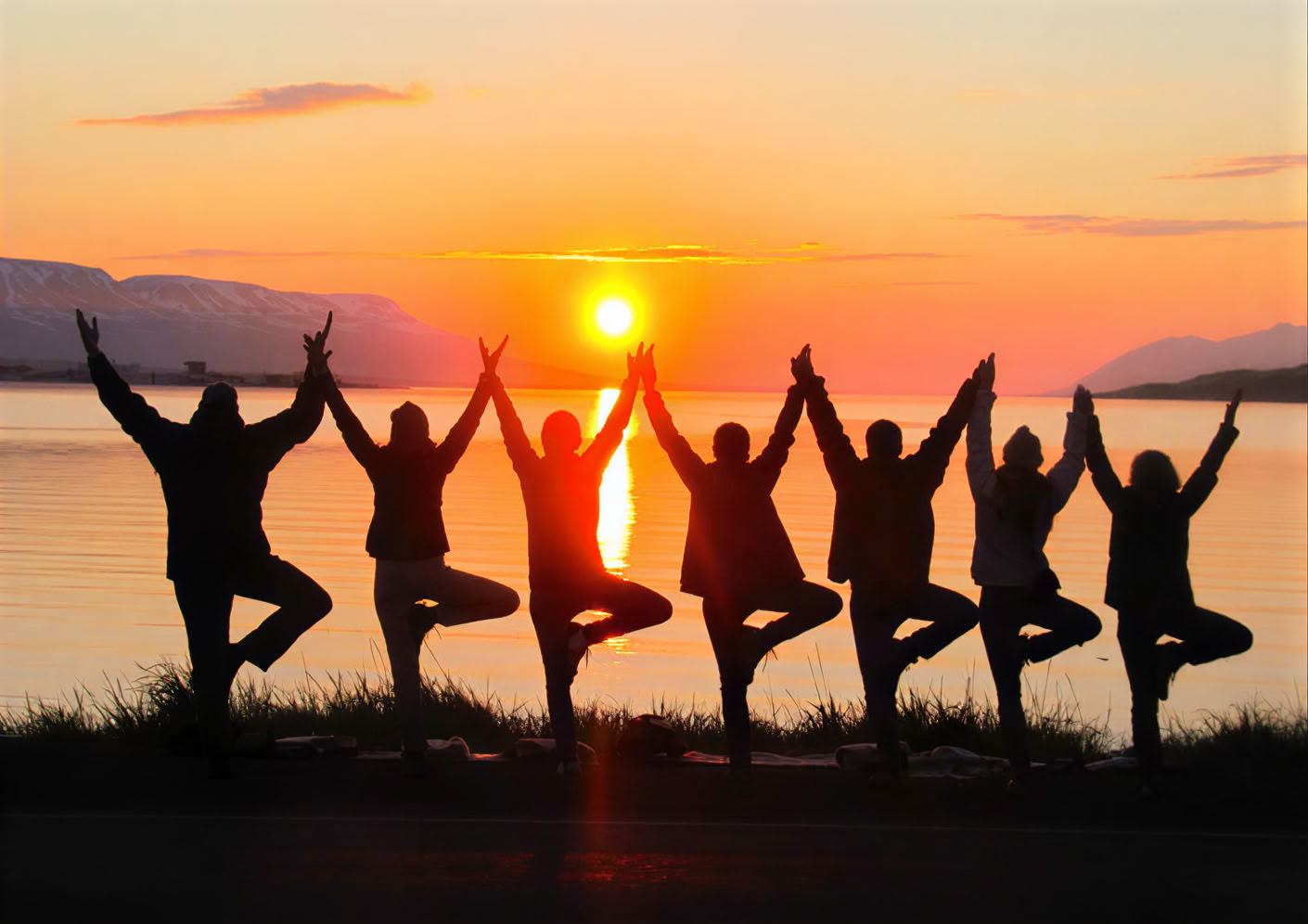 Yoga & Hike Retiro del Sol de Medianoche en Islandia – Fechas 2026