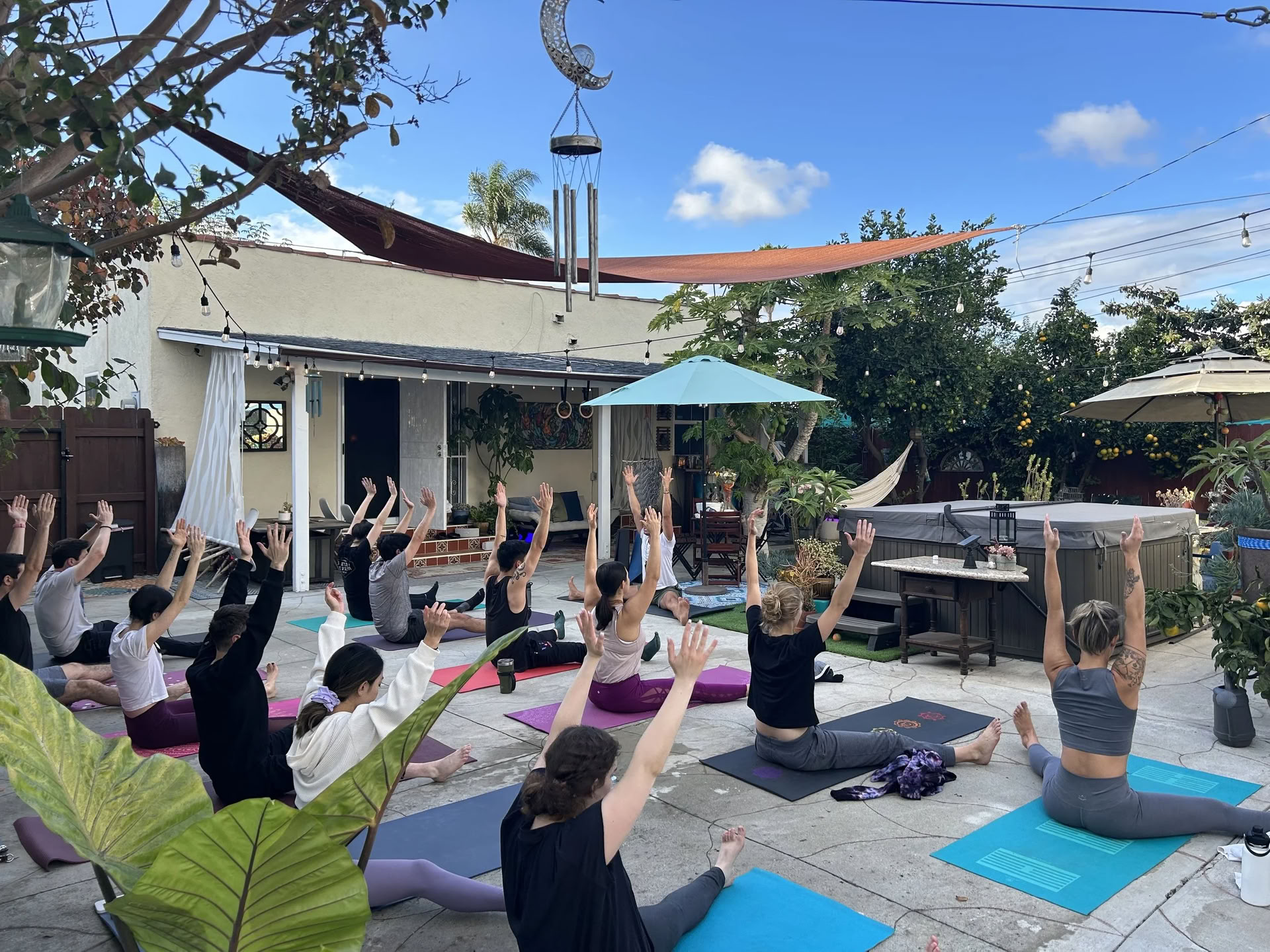Clase de yoga comunitaria
