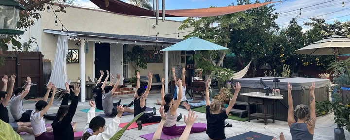 Clase de yoga comunitaria