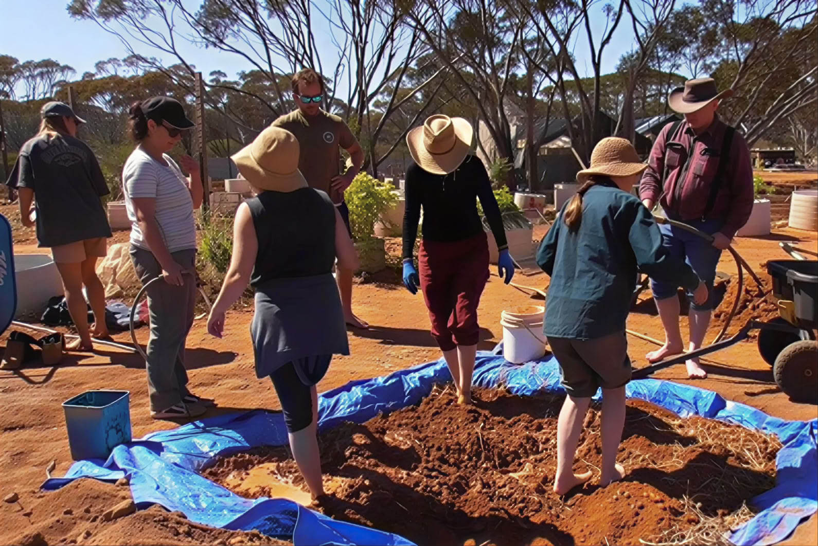 SOLD OUT 4-Day: Taller de construcción con barro, Bulgaria: Susurros de la Tierra, Tejiendo el espíritu de la tierra y arcilla viva.