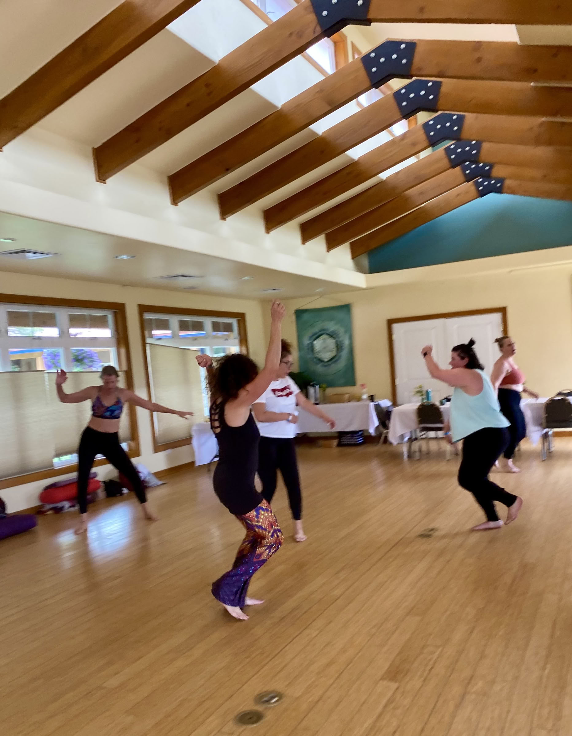 Embody & Rise: Movimiento en comunidad