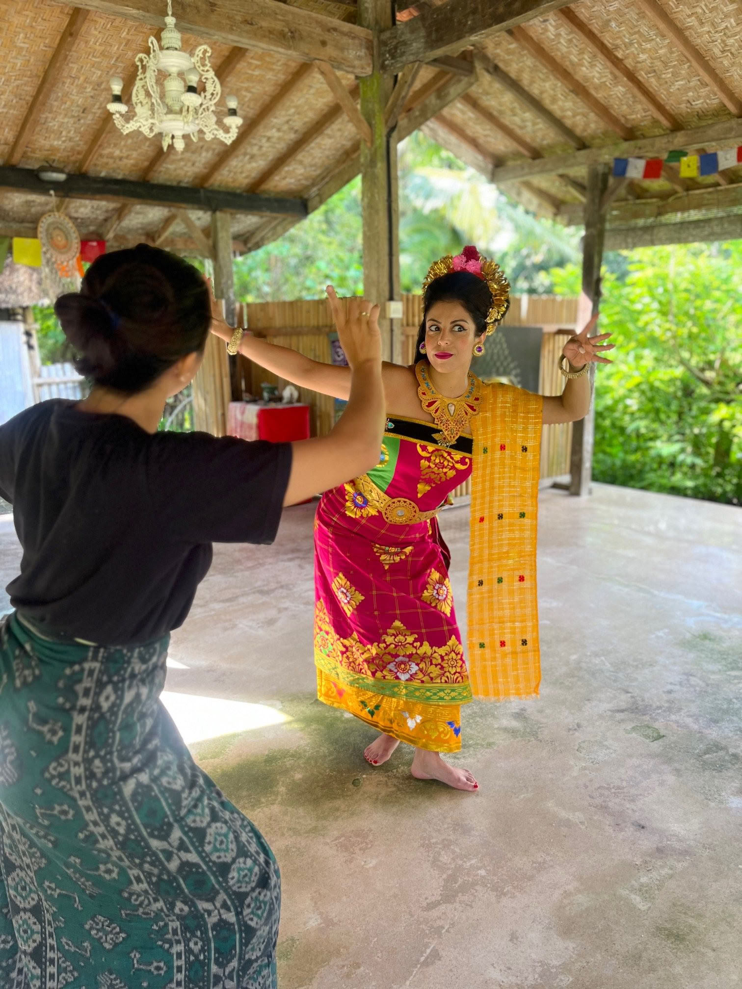 Danza Balinesa Clásica y Ofrenda Canang Sari
