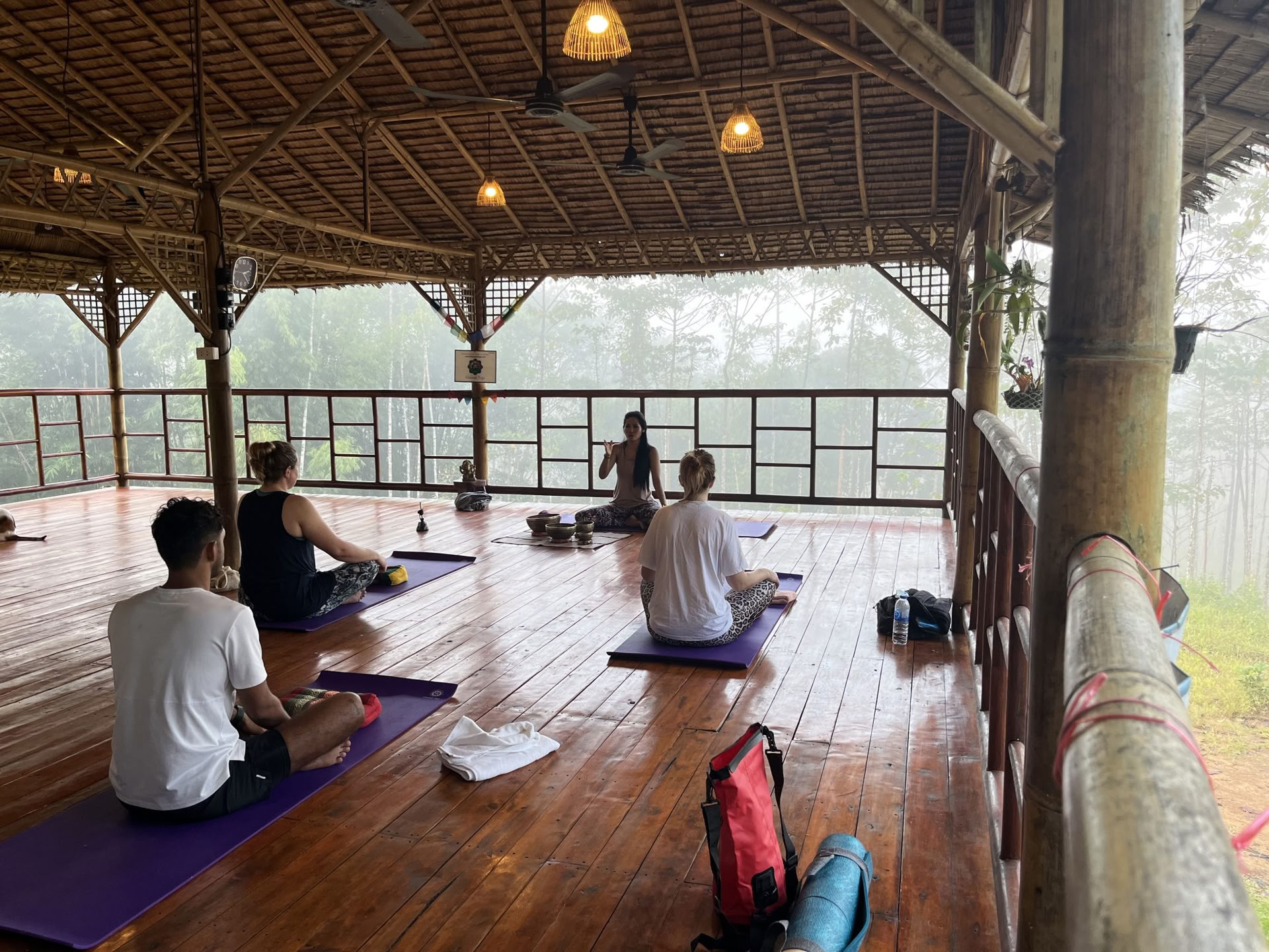 Clase grupal: Hatha Yoga + meditación tailandesa