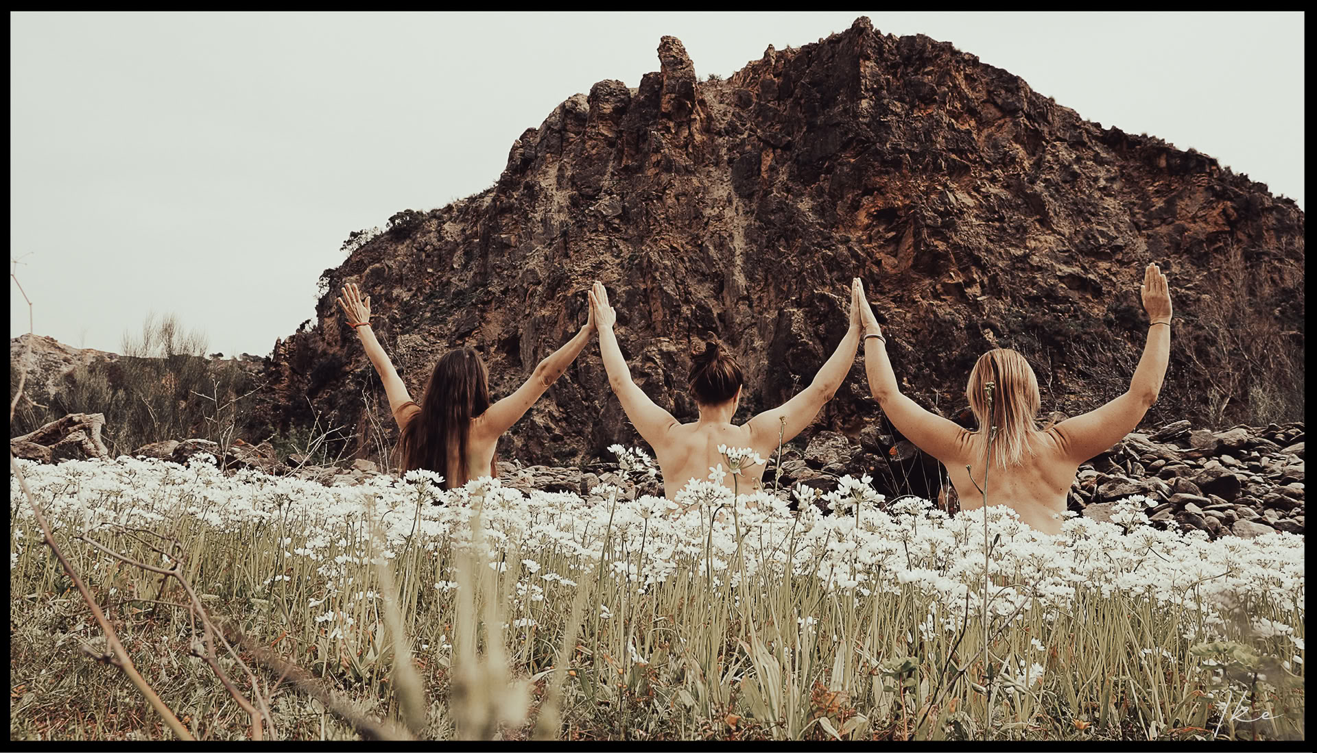 Retiro de yoga y meditación desnuda para mujeres de la Tierra