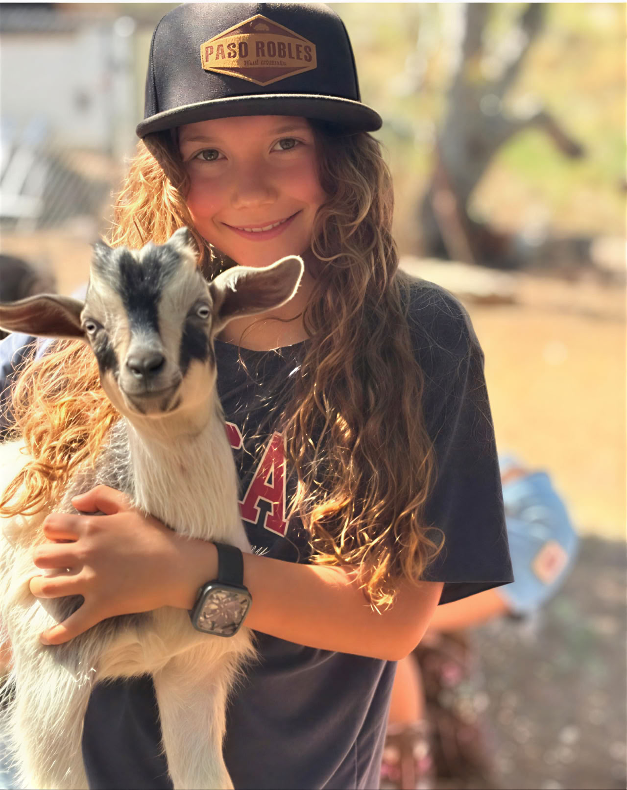Hora de juego con cabritos y animales de granja en Splitrock Farm Critter Camp