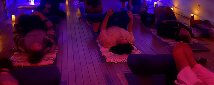Yoga Restaurativo a la Luz de las Velas (Samantha)