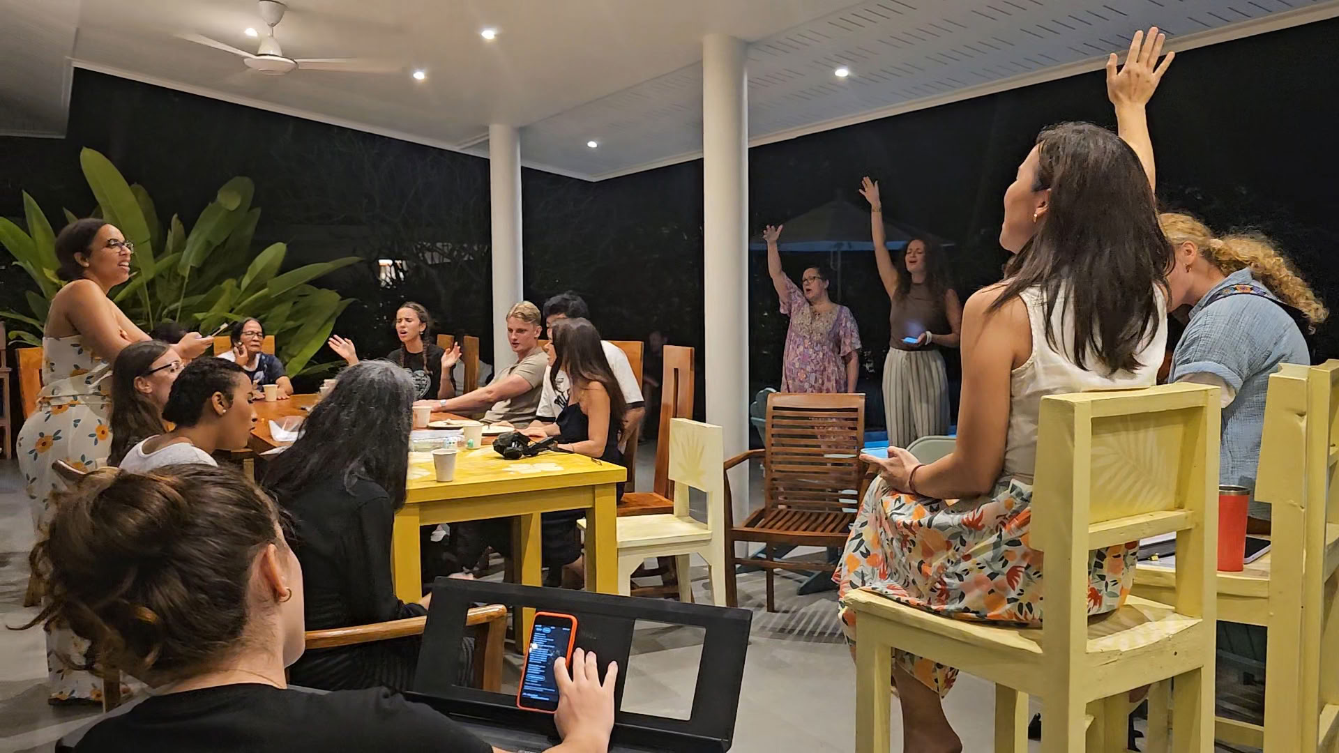 Noche de adoración junto a la piscina y cena compartida
