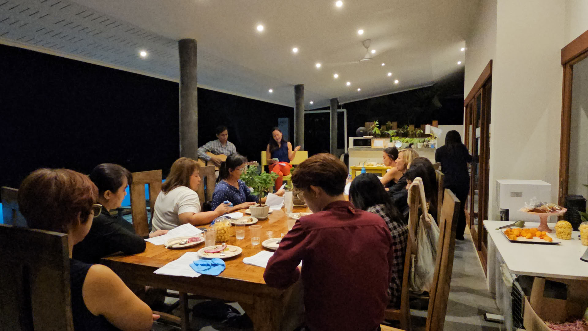 Noche de adoración junto a la piscina y cena compartida