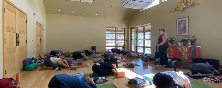 Turning Inward: Un retiro de yoga de otoño