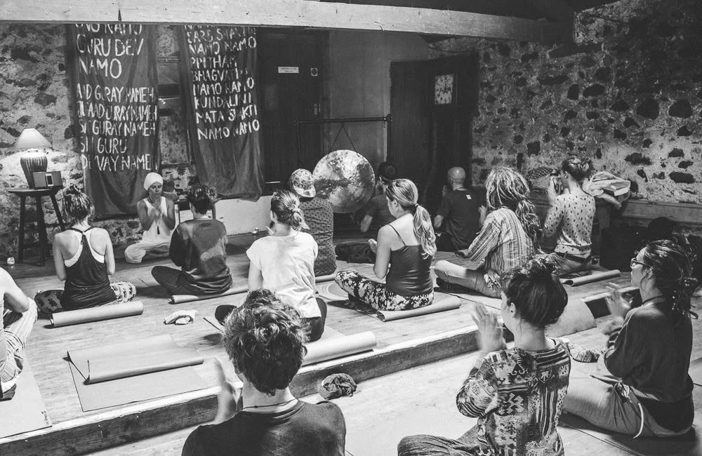 EXPLORANDO LA MENTE Y LA MEDITACIÓN - Taller de Kundalini Yoga
