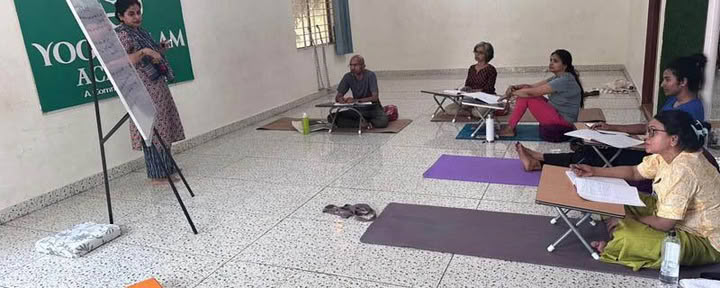 Curso de formación de profesores de yoga de 200 horas entre semana en Bengaluru