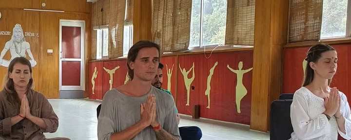 100 Hour Yoga Teacher Training para Principiantes en Rishikesh, India