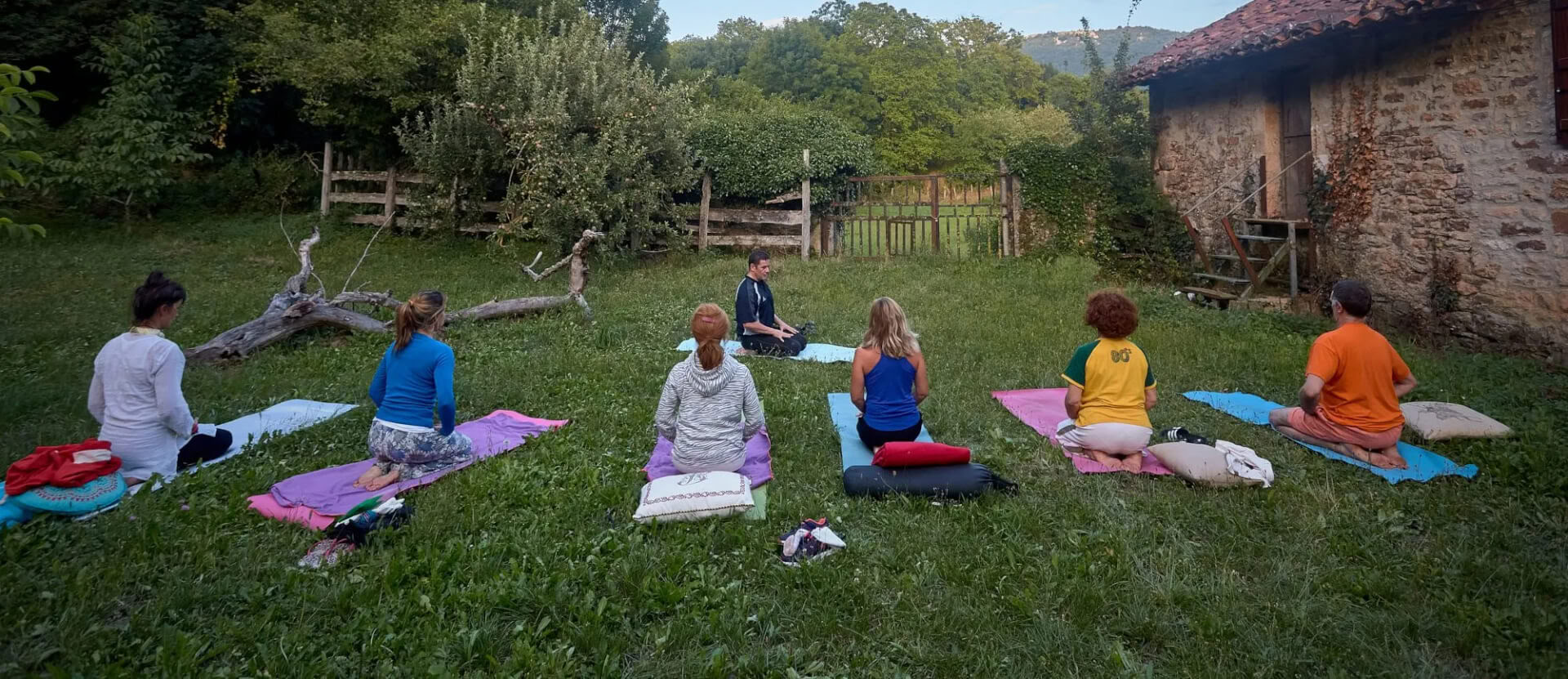 Retiro de yoga relajante en España: bienestar y calma en la montaña