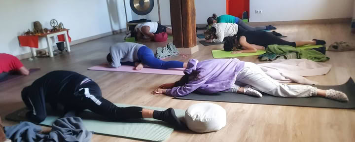 Descanso de retiro de yoga y meditación de Año Nuevo en España