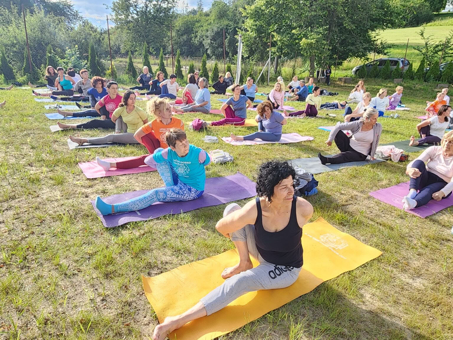 Retiro de yoga regenerativo de 3 días para personas mayores (50+)