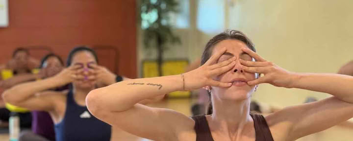 Formación residencial de profesor de pranayama de 100 horas