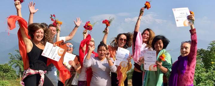 Curso de formación de profesores de yoga de 200 horas durante 20 días en Nepal