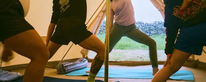 Clase de yoga restaurativo