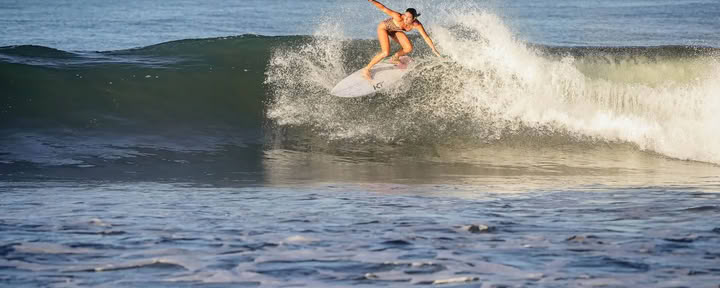 Retiro de surf intermedio de un día en el océano | Amaru Nicaragua