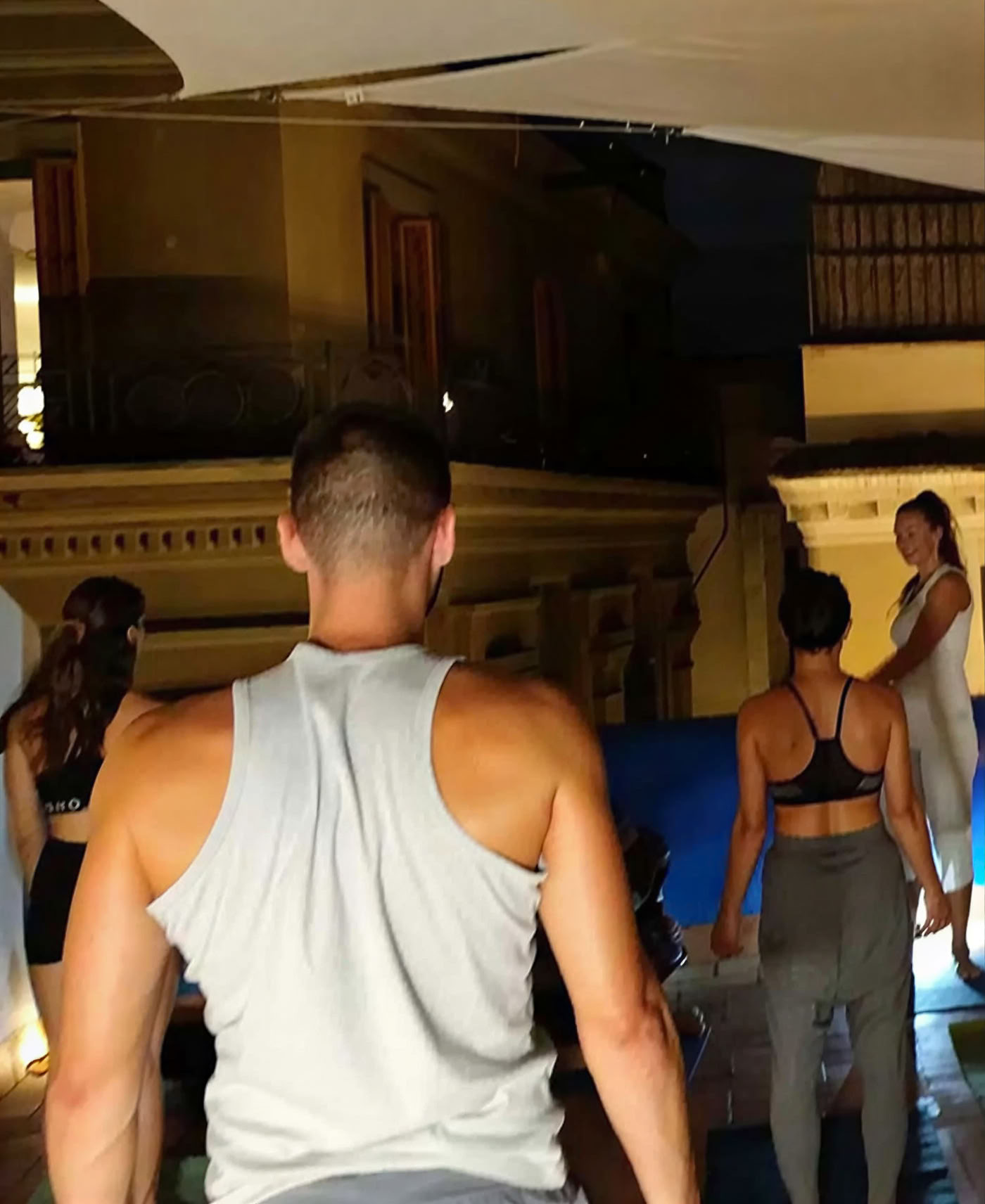 Eventos de yoga de luna llena con música en vivo