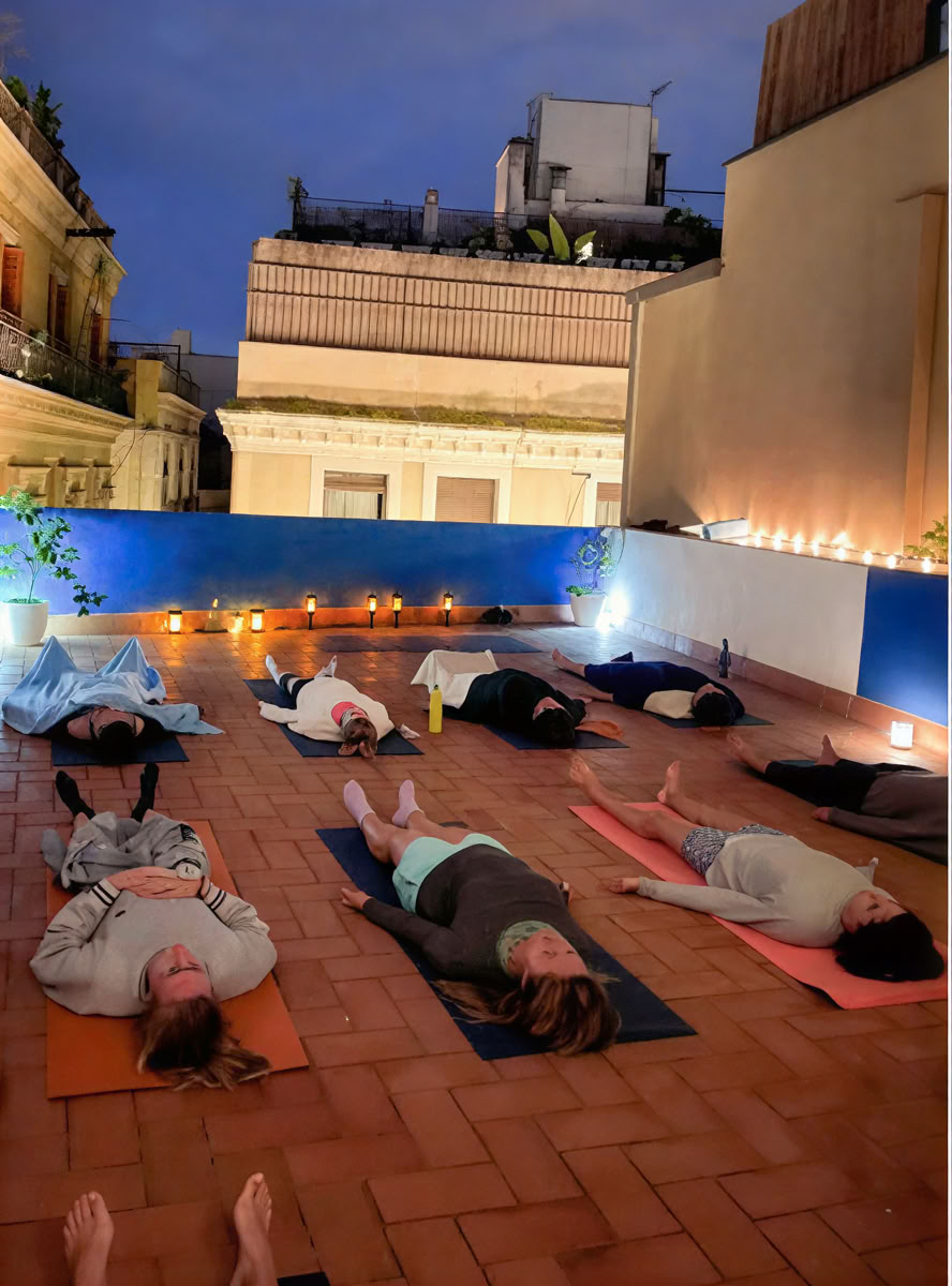 Eventos de yoga de luna llena con música en vivo