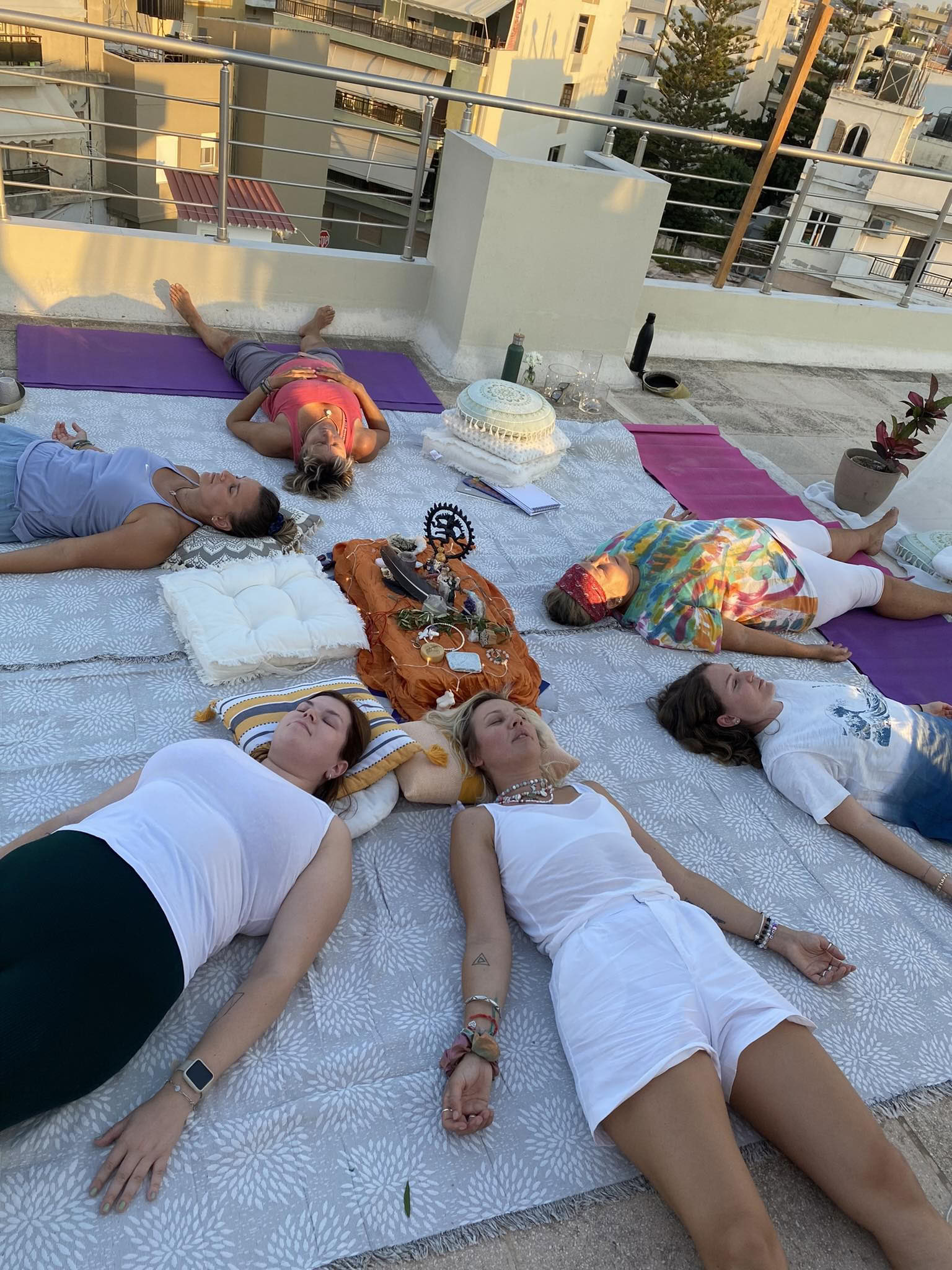 Retiro de yoga para mujeres, arraigado en la confianza y bajo la luna llena