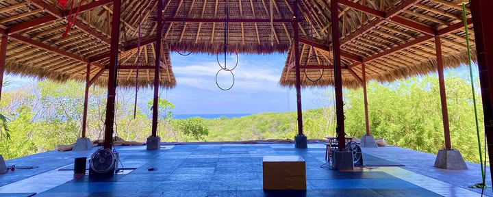 Retiro de yoga y fitness aéreo