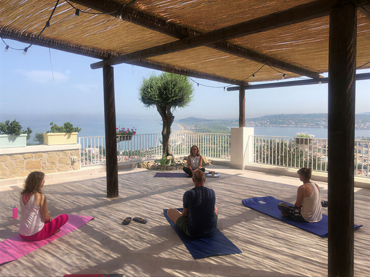 Clase grupal de terapia de yoga
