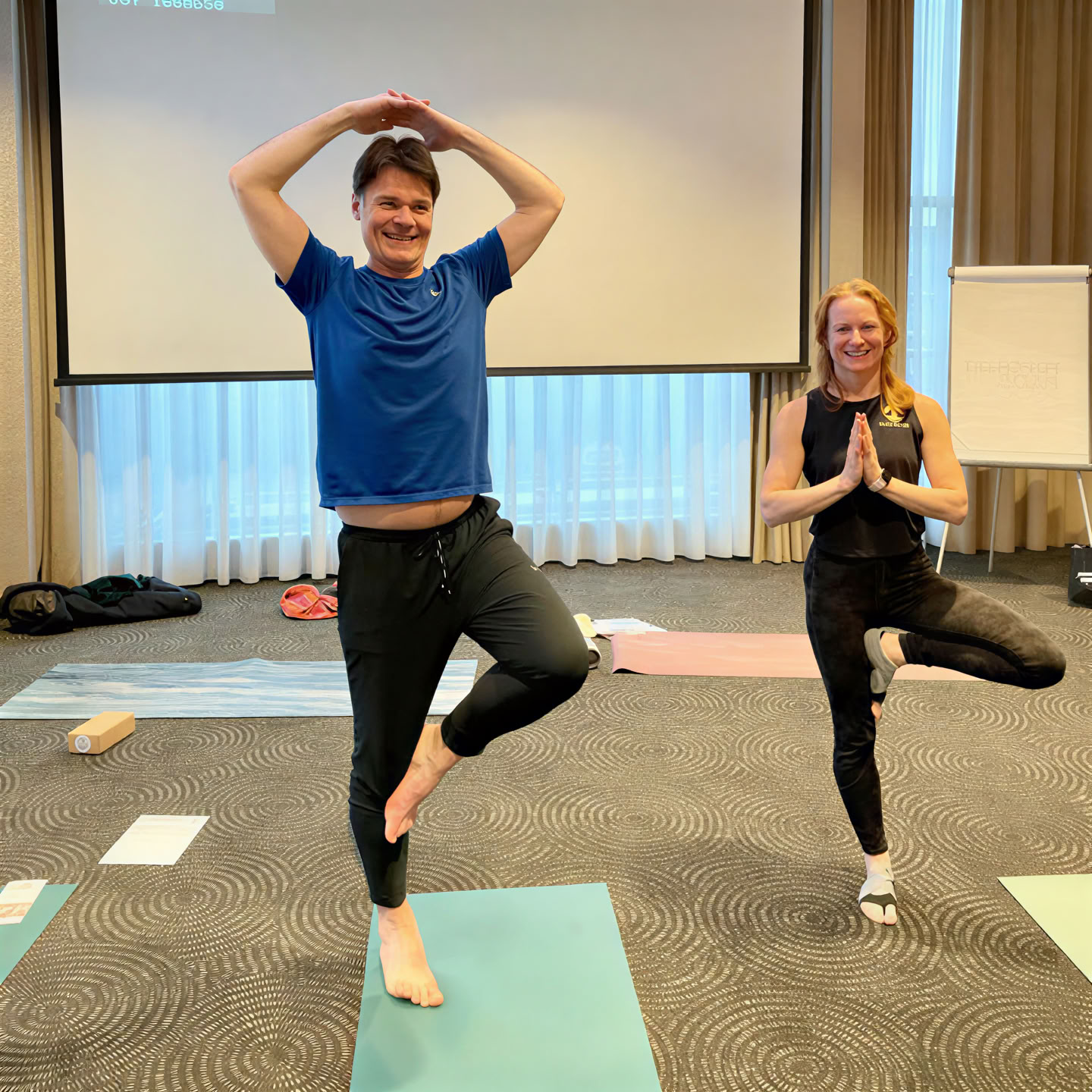 Clase grupal de terapia de yoga