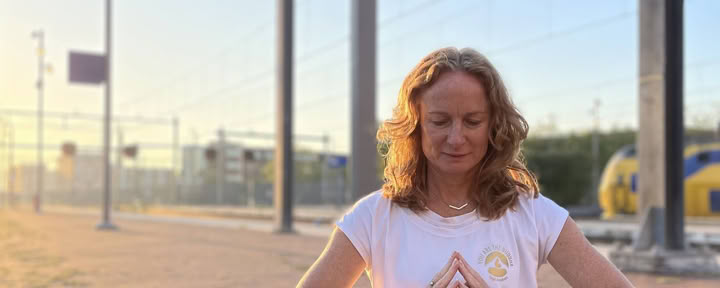 Clase grupal de terapia de yoga
