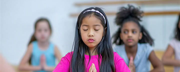 Jóvenes Cuervos - Yoga para Niños y Terapia de Juego