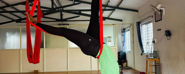50 horas de formación de profesorado de yoga aéreo