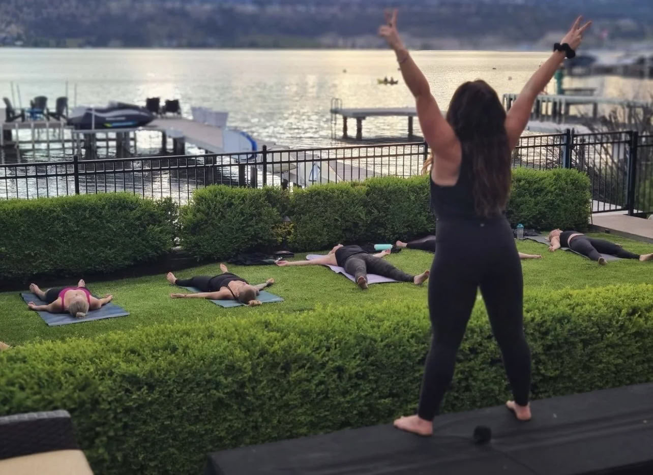 Flujo junto al muelle: ¡yoga y meditación en el lago Okanagan!