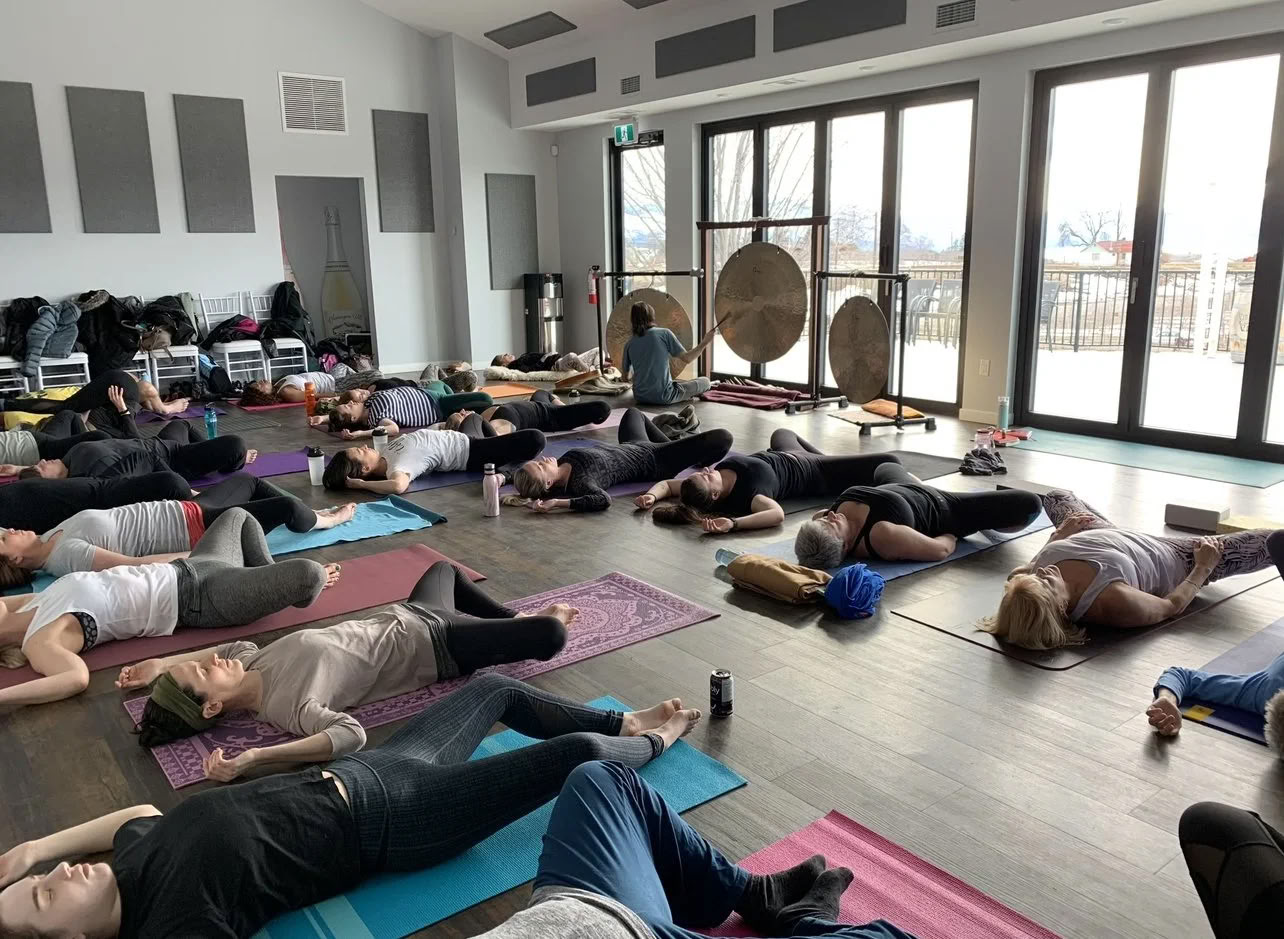 Flujo junto al muelle: ¡yoga y meditación en el lago Okanagan!