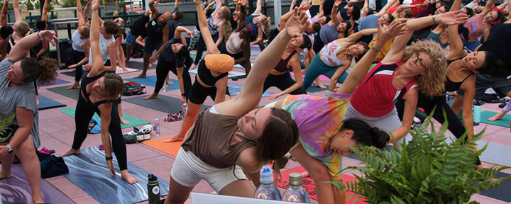 Yoga a la luz de las velas en Denver