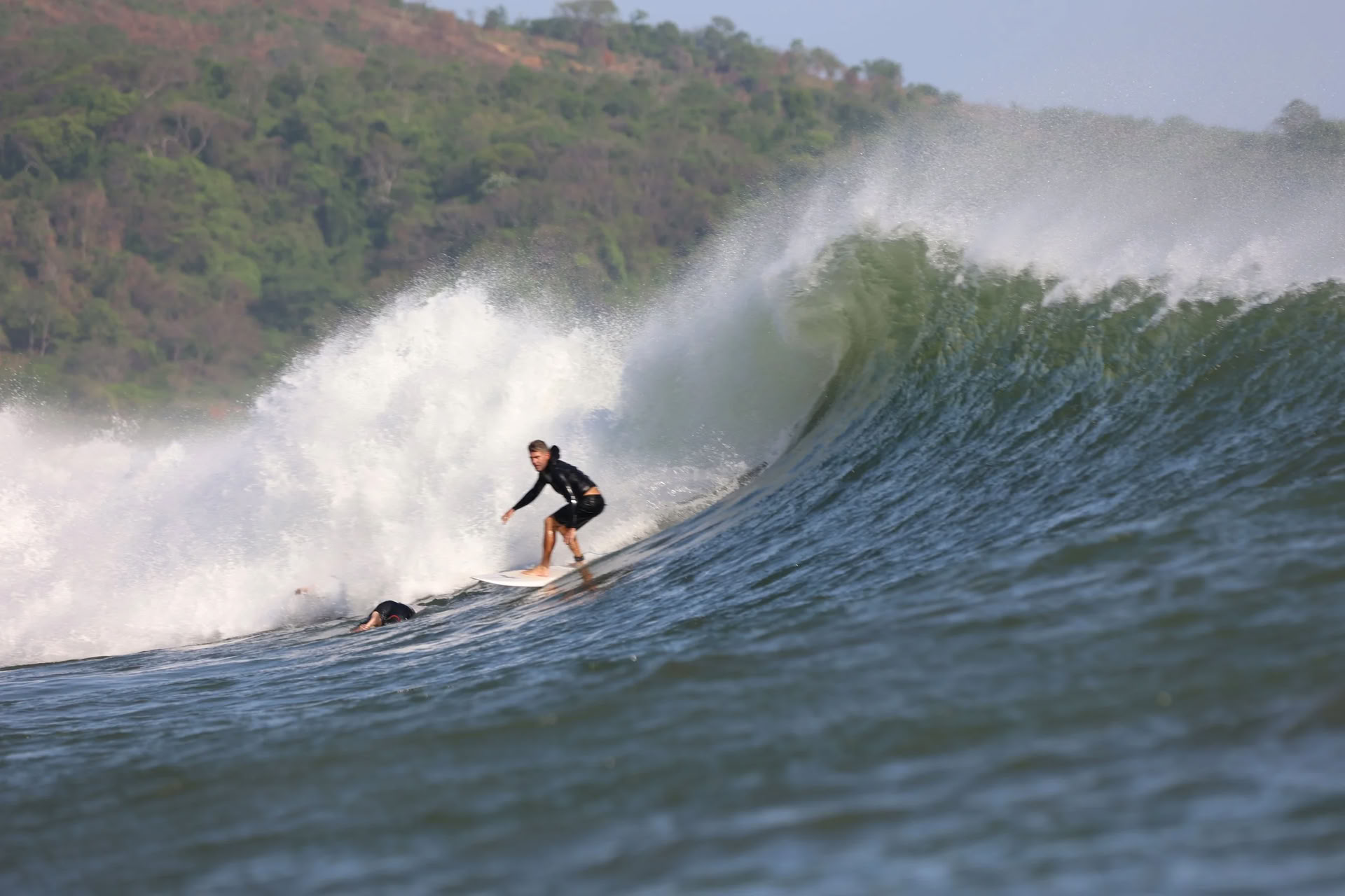 Paquete de surf todo incluido para surfistas intermedios y avanzados