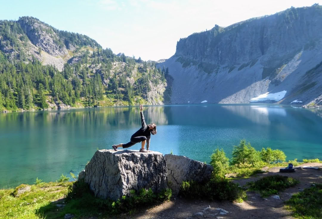 Retiro de yoga y senderismo en la montaña tranquilo