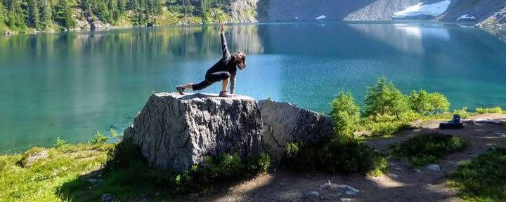 Retiro de yoga y senderismo en la montaña tranquilo