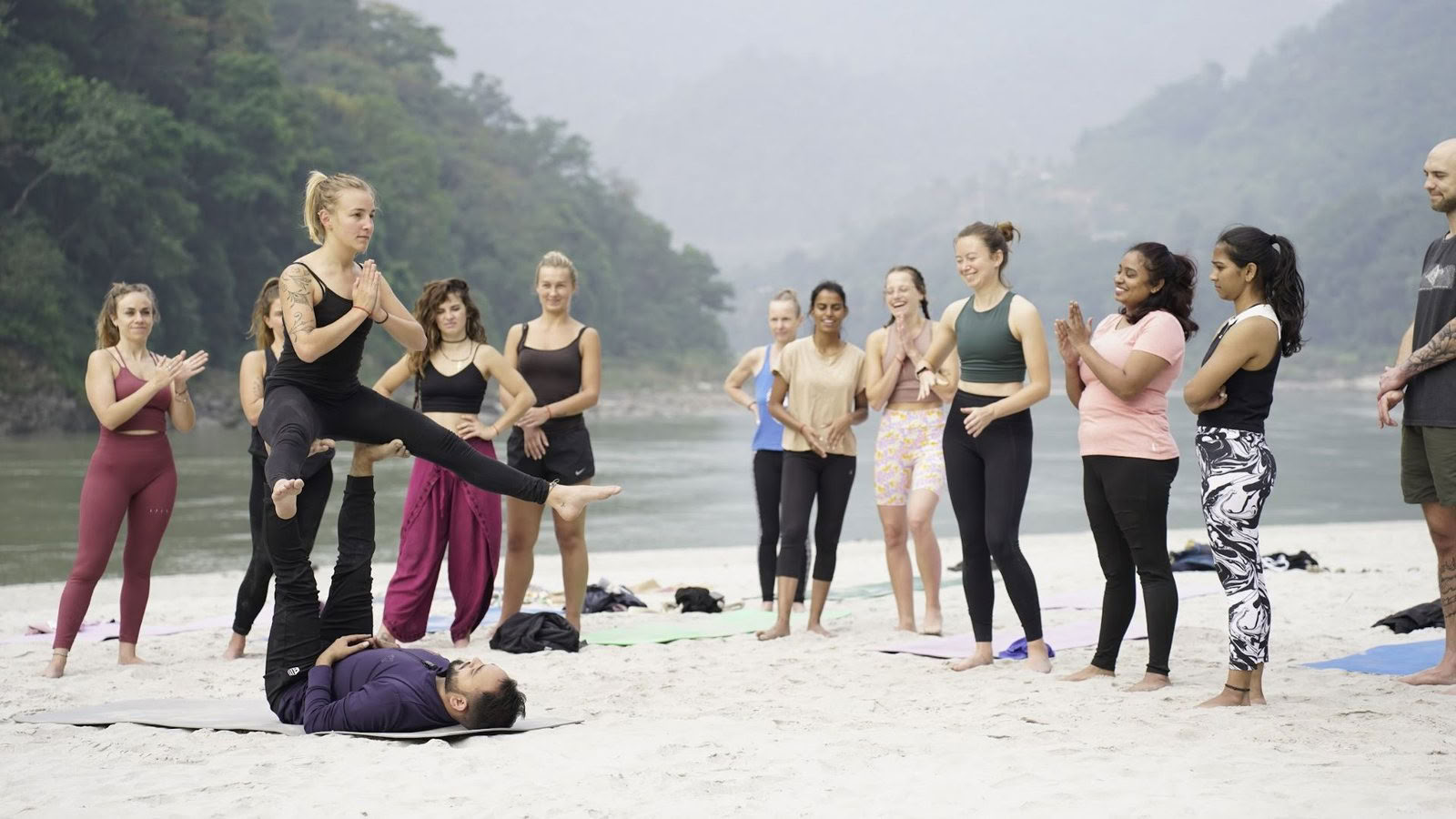 10 retiros de yoga en Rishikesh, India