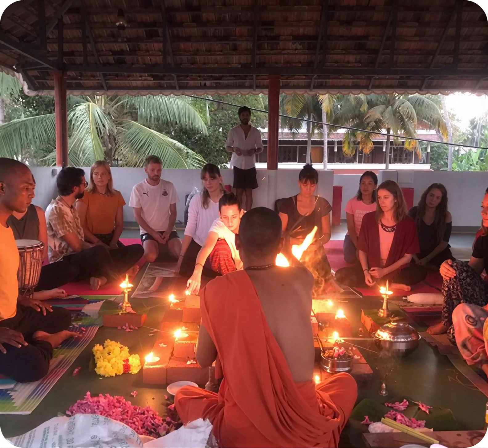 Formación de profesores de yoga de 200 horas en 21 días en Kerala
