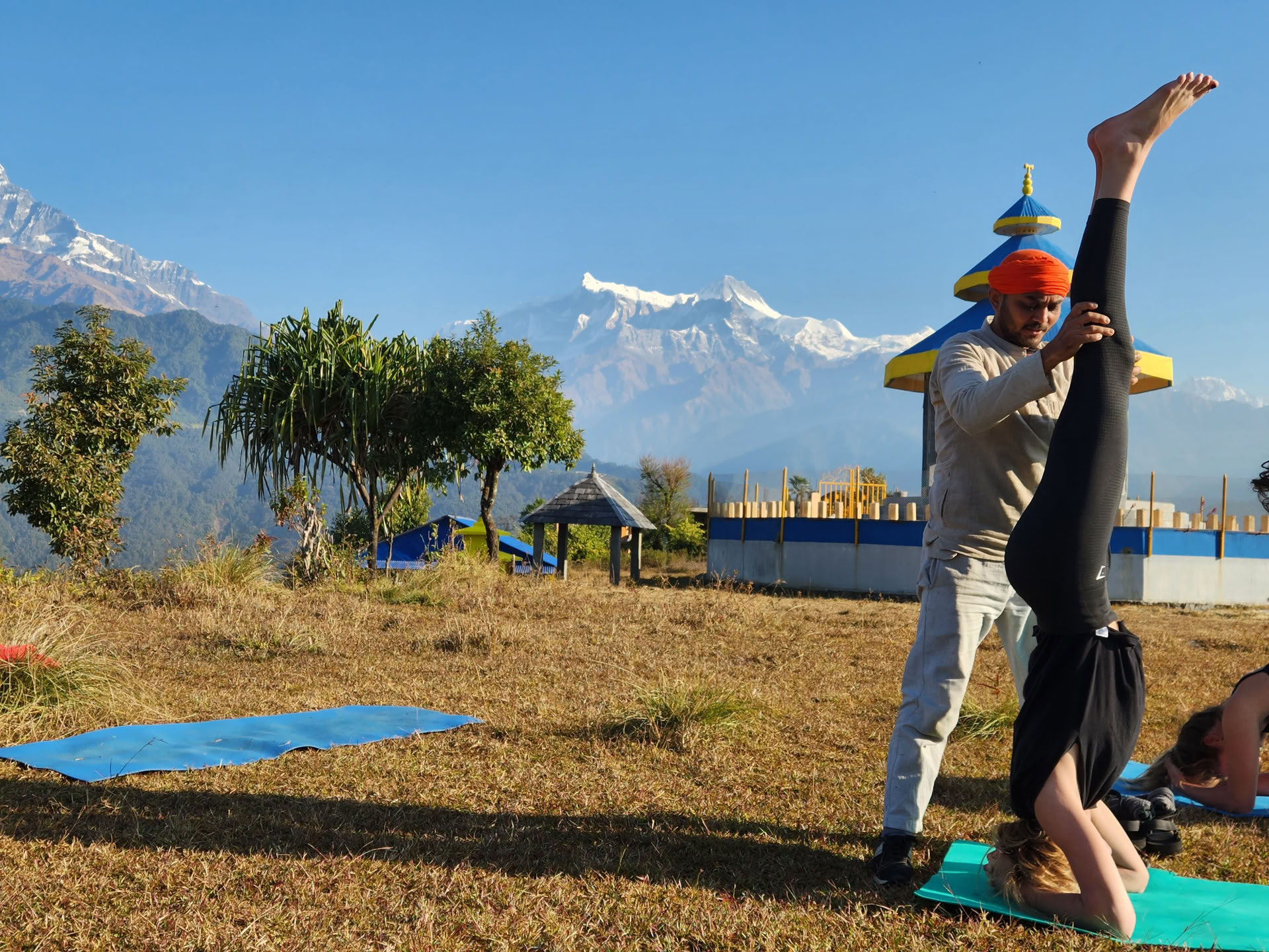 Formación de profesores de yoga de 200 horas con vistas al Himalaya en Astam, cerca de Pokhara