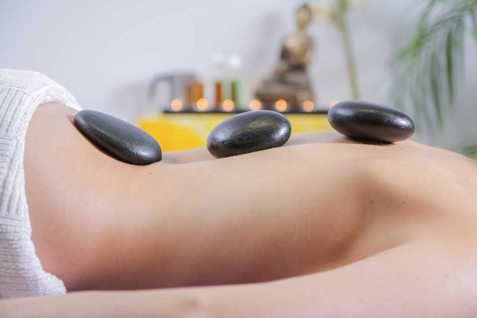 Masaje con piedras calientes