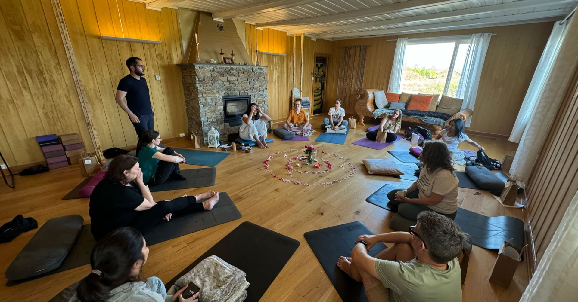 Aliento de otoño: un retiro de yoga restaurativo para aliviar el estrés
