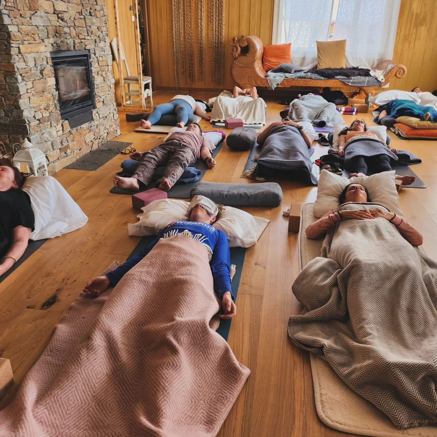 Aliento de otoño: un retiro de yoga restaurativo para aliviar el estrés