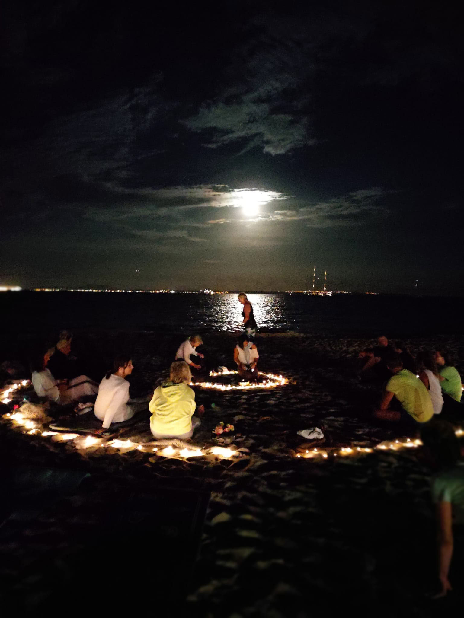 Ceremonia de yoga de luna llena