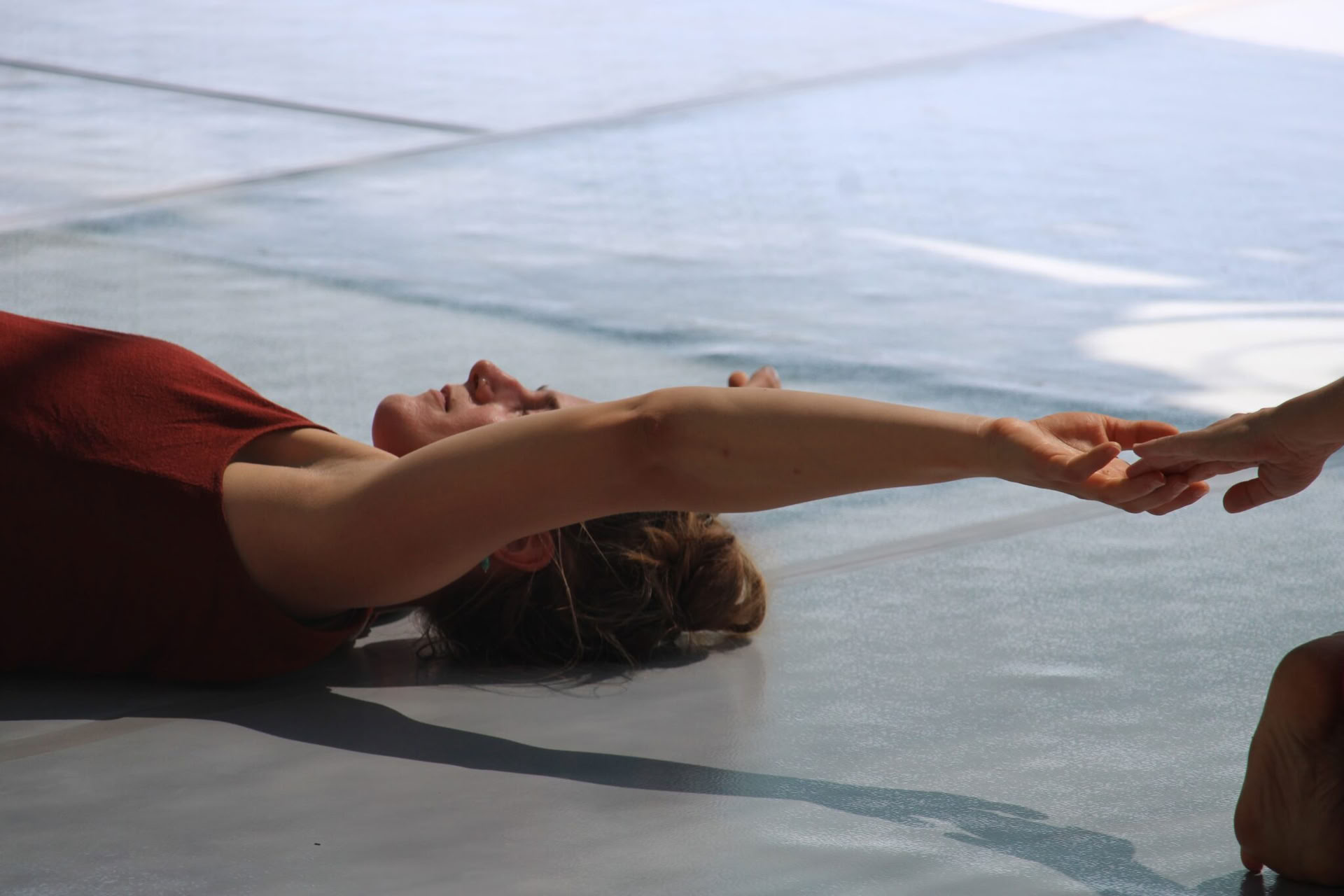 Entrenamiento intensivo de improvisación de danza a finales del verano en la naturaleza