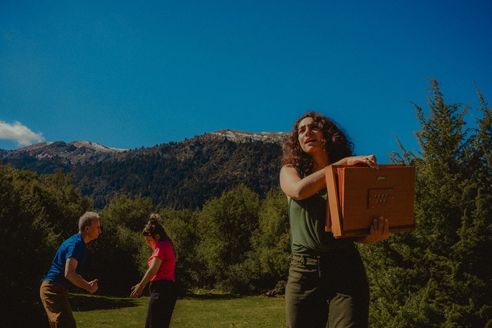 Entrenamiento intensivo de improvisación de danza a finales del verano en la naturaleza