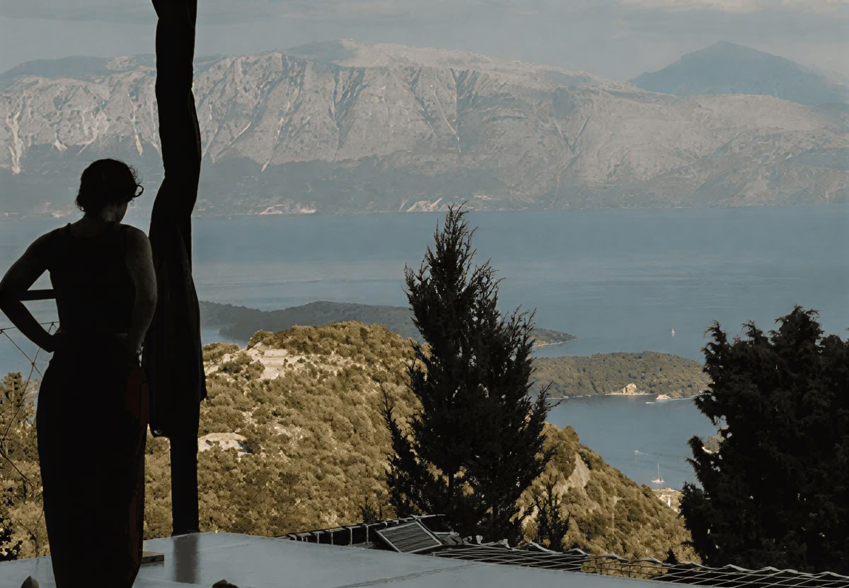 Entrenamiento intensivo de improvisación de danza a finales del verano en la naturaleza
