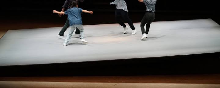 Entrenamiento intensivo de improvisación de danza a finales del verano en la naturaleza