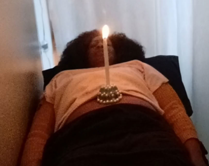 Limpieza de oídos y ombligo con velas